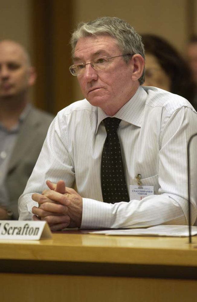 Witness Michael Scrafton appearing before a public hearing of the Select Committee on the Scrafton Evidence, 1 September 2004. DPS Auspic.