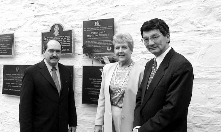 Andrew Murray (left) with committee chair Rosemary Crowley and committee member Tsebin Tchen viewing a plaque to British child migrants at the South Australian Migration Museum in 2001