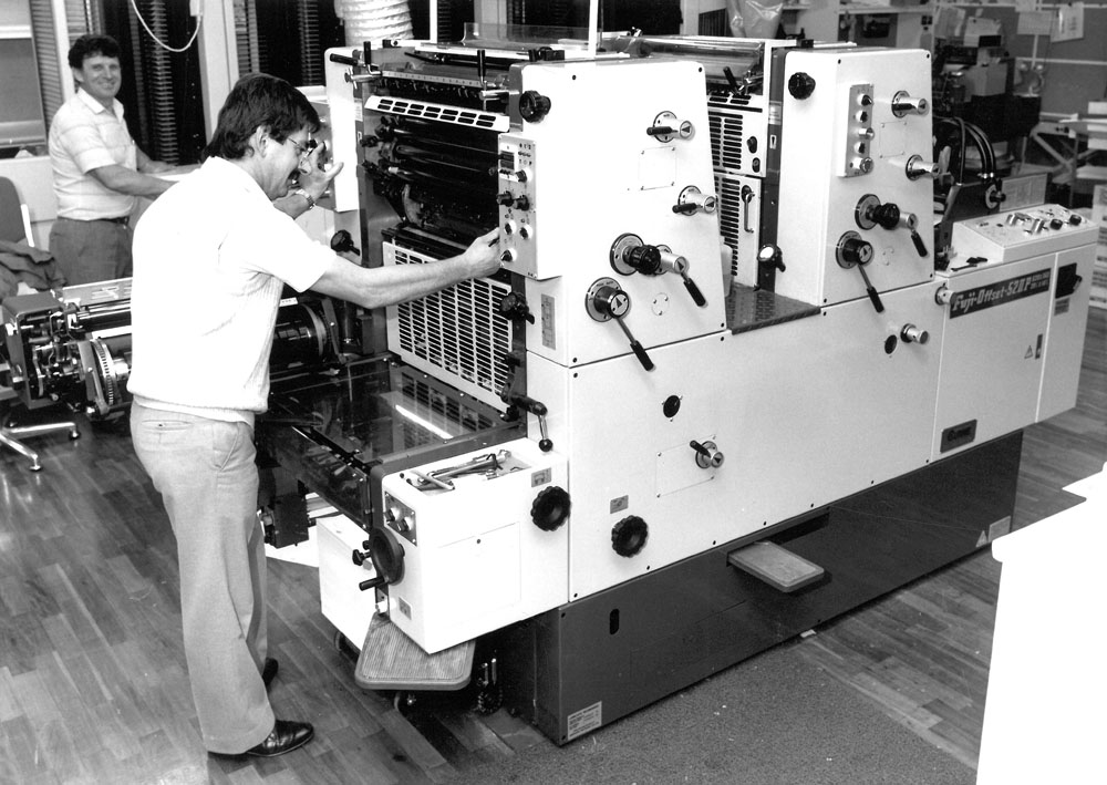 Senate two-colour printing press, 1990. L-R: Elio Ilijas [Printing Assistant]and George Kuleas [Senior Printer].