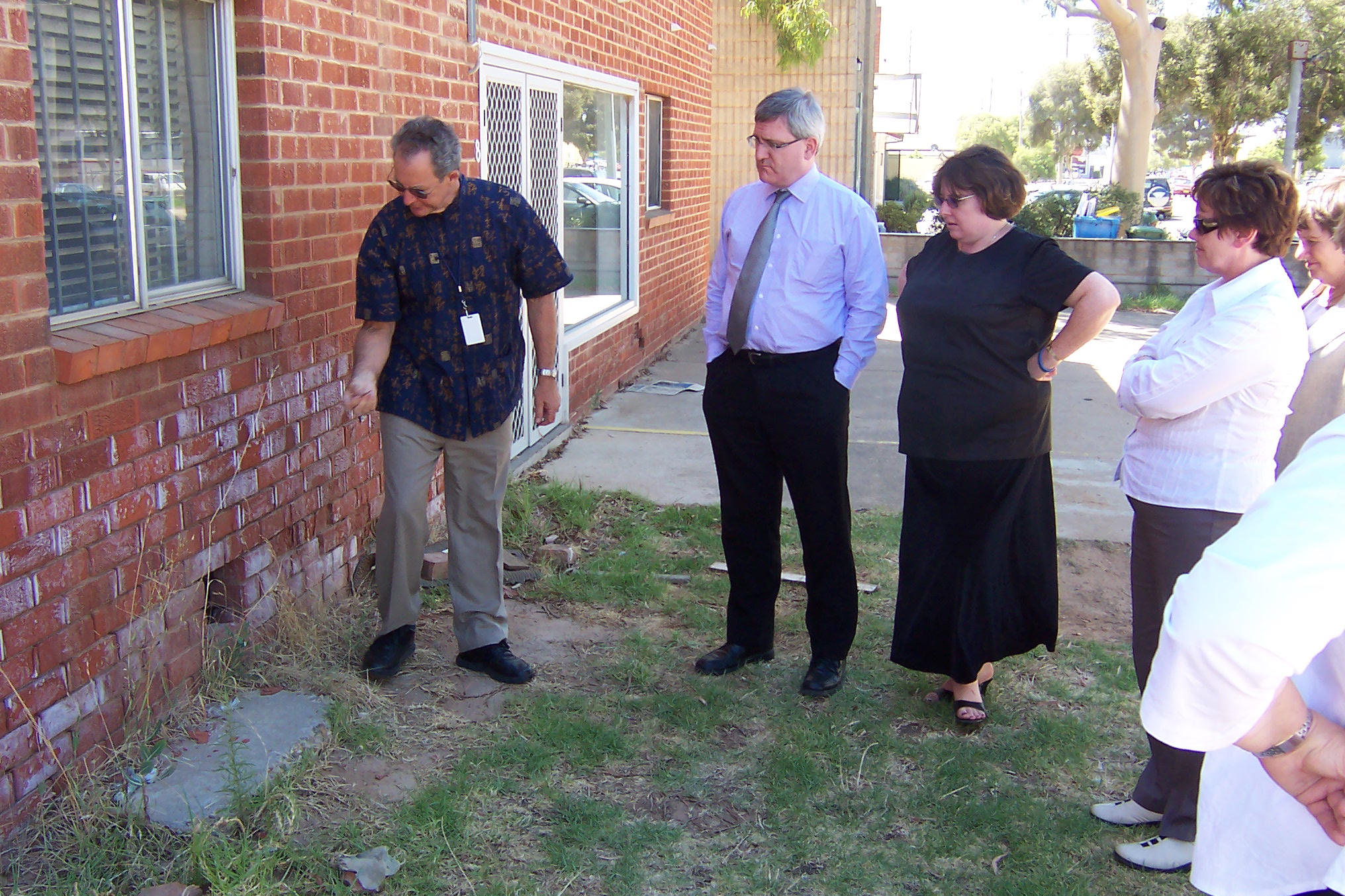 Committee members inspecting efflorescence (white staining) on a building in Wagga Wagga, 10 February 2006. Senators from right: Judith Adams, Ursula Stephens, Ruth Webber and Andrew Bartlett.